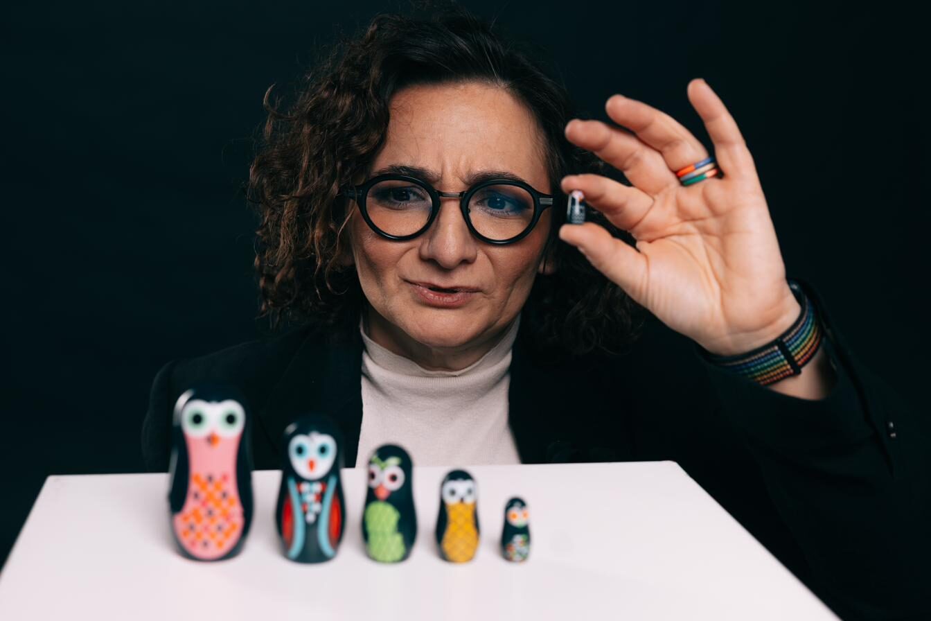 Anna Marton mit ineinander gesteckten Puppen als Bild für Maskieren